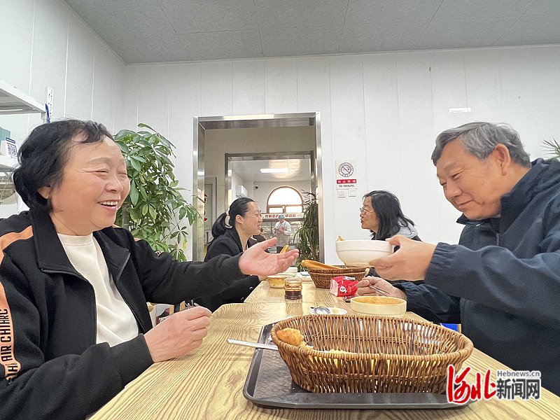 居民正在怡家食堂吃早饭。 吕若汐摄