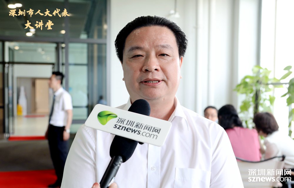 马汝伟代表接受深圳新闻网记者采访。(张玲 摄)