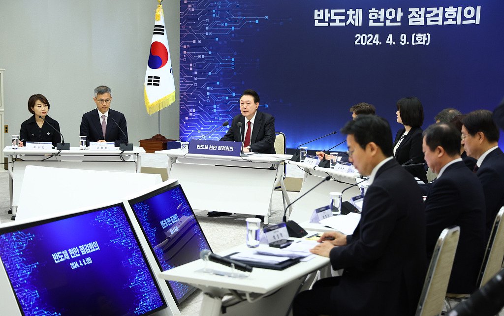 當地時間2024年4月9日，南韓首爾，南韓總統尹錫悅在南韓總統府出席半導體相關會議時發言。（圖源：視覺中國）