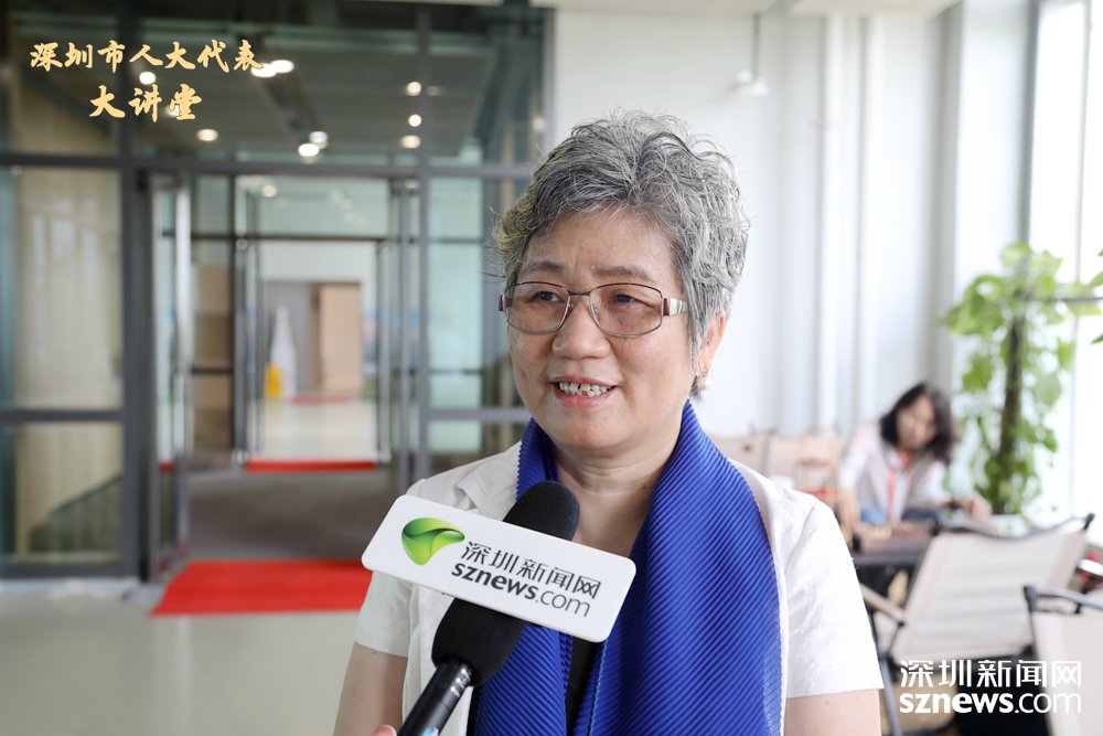 叶青在活动后接受记者采访,她认为城市实现低碳绿色发展,需要人们转变理念。(张玲 摄)