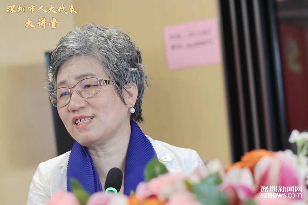 叶青代表在讲座上分享绿色低碳的城市发展路径探索。(张玲 摄)