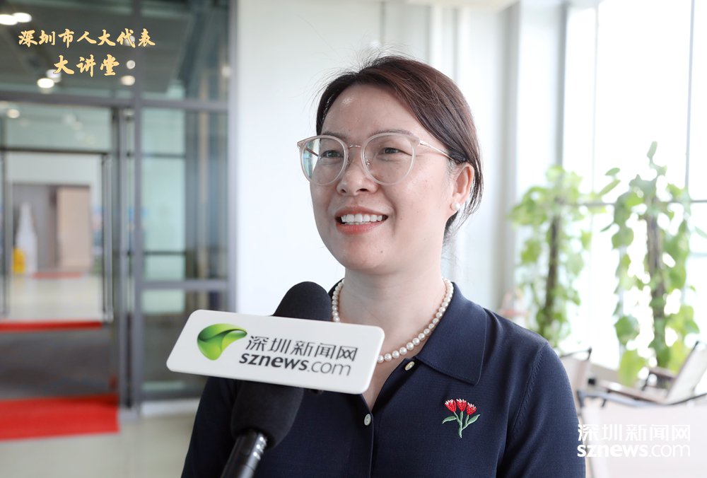 刘益民代表接受记者采访。(张玲 摄)