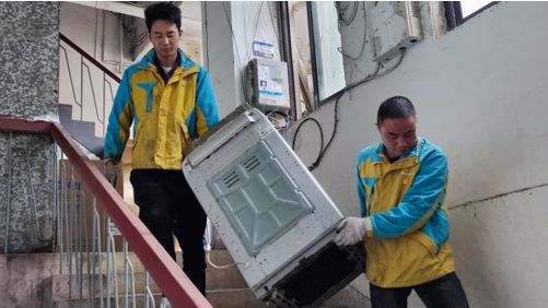(马俊虎和搭档上门回收旧家电)