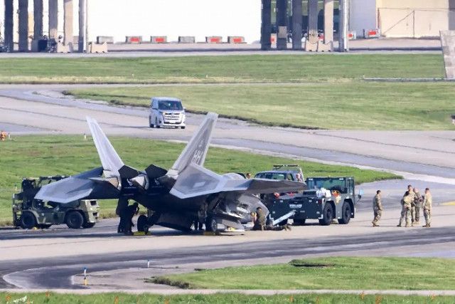 機頭著地的F-22，明顯看出前起落架處於收起狀態 圖自琉球新報