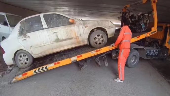 中虹小区内的“僵尸车”被清理。上海市公安局虹口分局 供图