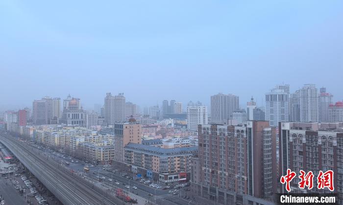 4月12日下午,哈尔滨市出现扬沙天气。姜辉 摄