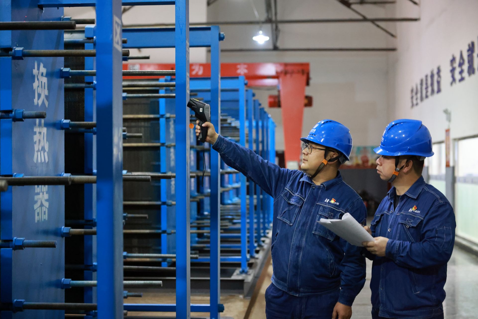 ​錫林郭勒熱電有限責任公司工作人員對換熱器開展日常維護檢查。
