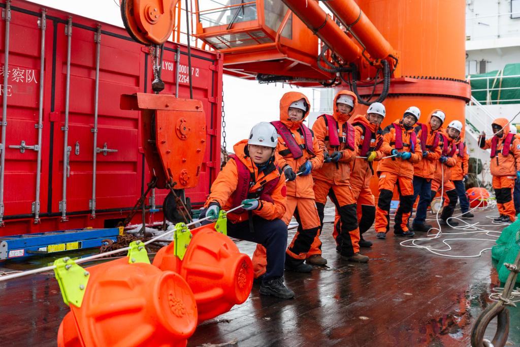 1月6日，中國第40次南極考察隊在阿蒙森海成功布放深水生態潛標，這也是中國首次在極地布放生態潛標。新華社記者 周圓 攝