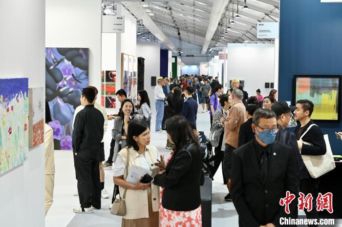 圖為香港藝術展覽吸引大批嘉賓入場參觀。中新網記者 李誌華 攝