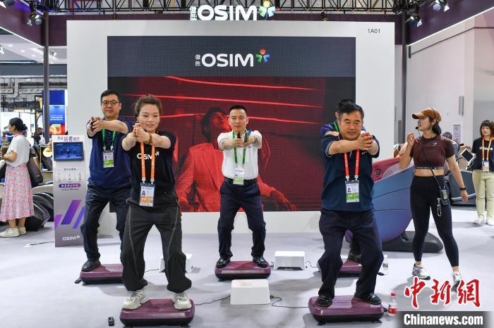 4月14日，第四屆中國國際消費品博覽會正在舉行，參觀者在OSIM傲勝展位體驗產品。中新社記者 駱雲飛 攝