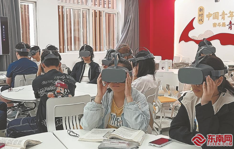 福建師範大學學生使用VR設備學習《中國近現代史綱要》。福建日報記者 儲白珊 攝