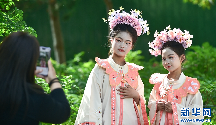   4月14日，洛陽市中國國花園牡丹觀賞區，遊客身著漢服在參觀遊玩。