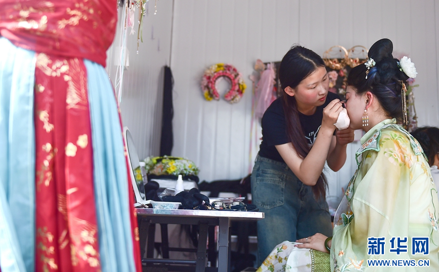   4月14日，在洛陽市中國國花園一家漢服體驗館里，遊客在體驗漢服妝造。