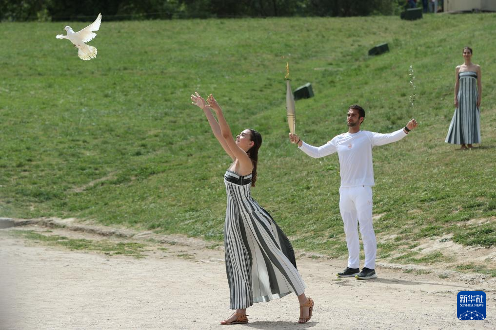   4月16日，扮演女祭司的演員在儀式上放飛鴿子。新華社記者 趙丁喆 攝