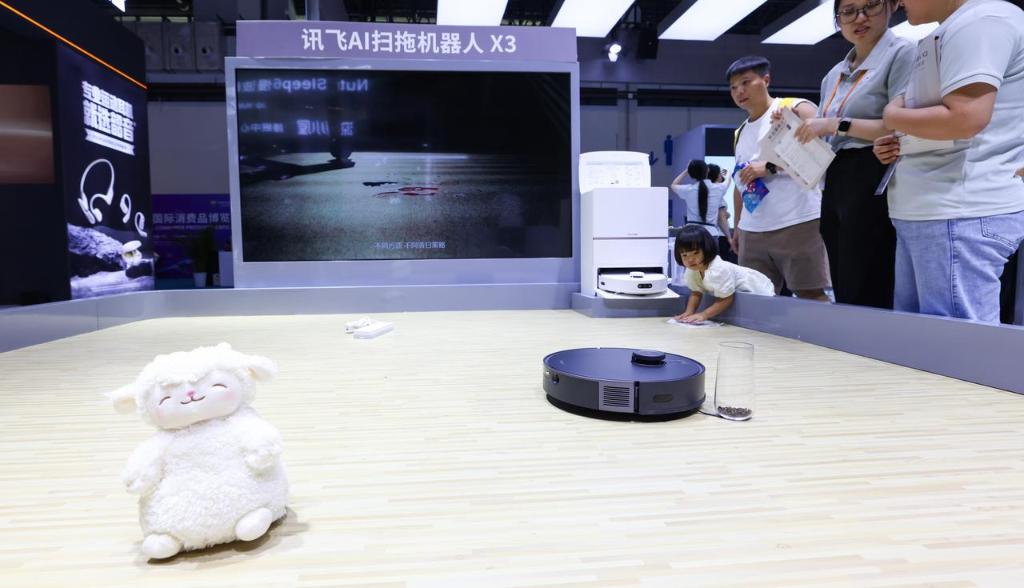4月16日，在第四屆消博會科大訊飛展台，AI掃拖機器人進行掃拖地演示。新華社記者楊冠宇 攝