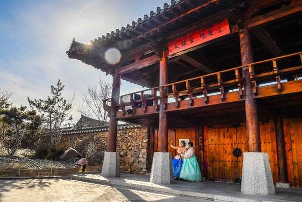 3月7日，遊客在位於延吉市的中國北韓族民俗園身穿北韓族傳統服飾拍照留念。 新華社記者 許暢 攝