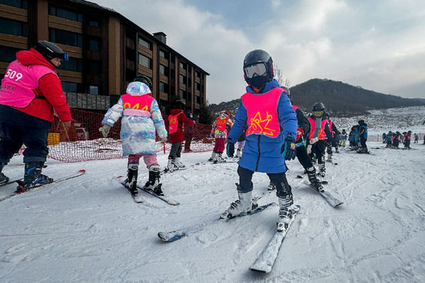 2023年12月5日，在吉林省吉林市萬科鬆花湖渡假區，小朋友們在教練的指導下練習滑雪動作。 新華社記者 許暢 攝