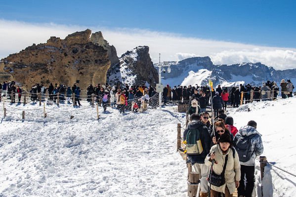 3月26日，遊客在長白山天池參觀遊覽。 新華社記者 許暢 攝