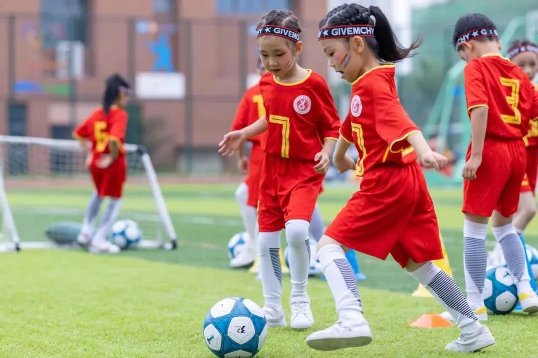 图| 辖区幼儿园开展足球游戏活动