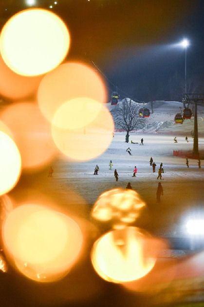 2023年12月14日，滑雪愛好者在吉林省吉林市萬科鬆花湖渡假區體驗「夜滑」。 新華社記者 許暢 攝