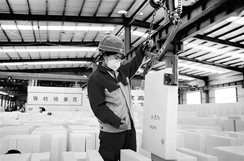 图为新密市耐火材料企业生产场景。