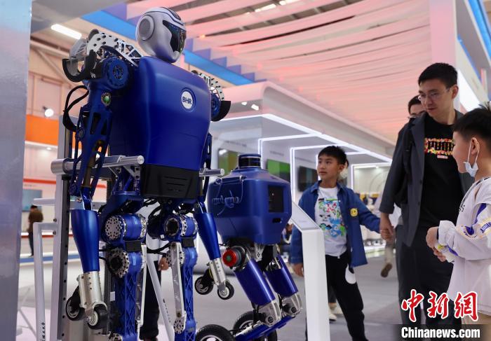 圖為2023年(第29屆)北京科技周上的高機動仿生輪腿復合機器人。 中新網記者 易海菲 攝
