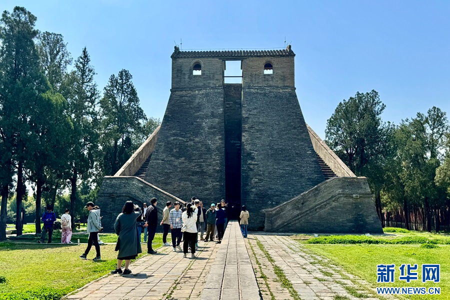 4月12日，參訪團在觀星台參觀。