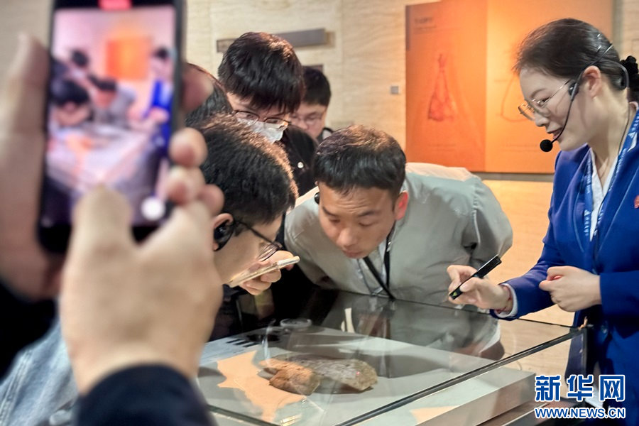 4月9日晚，參訪團成員在中國文字博物館參觀文物。