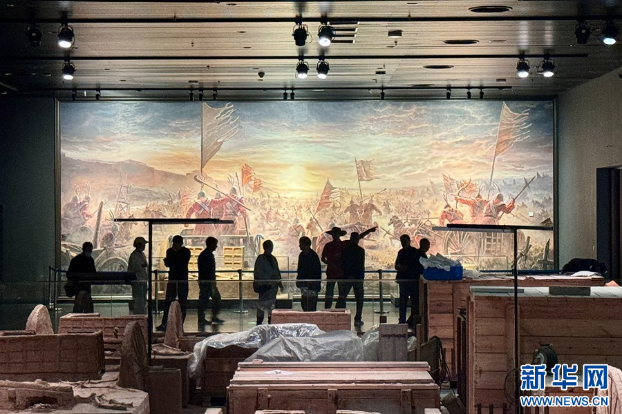 4月10日，參訪團成員在殷墟博物館（新館）參觀文物。