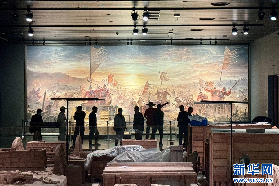 4月10日,參訪團成員在殷墟博物館(新館)參觀文物。