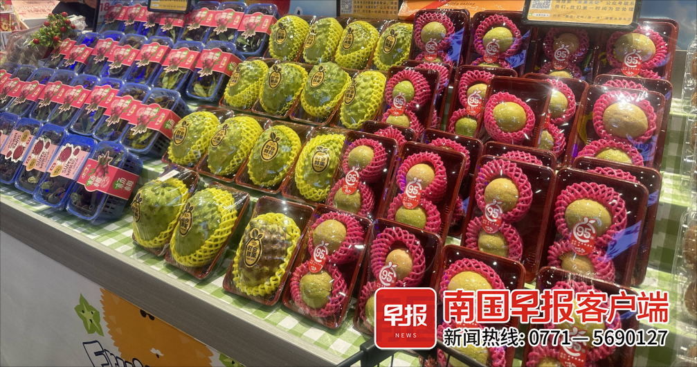 商超售卖的水果包装已简化。张文卉 摄