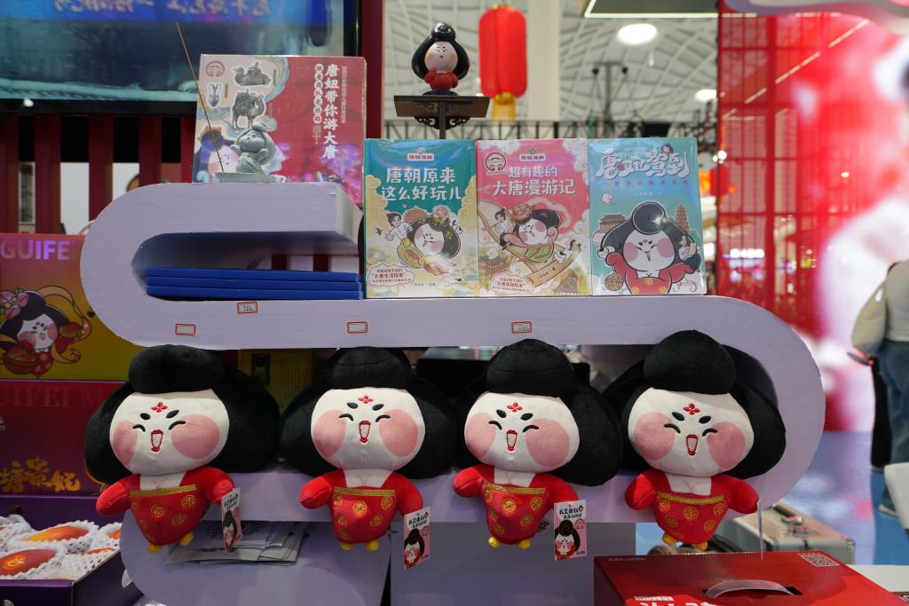 4月14日在國貨特色潮品展區陝西展台拍攝的「唐妞」文創產品。新華社記者 李夢嬌 攝