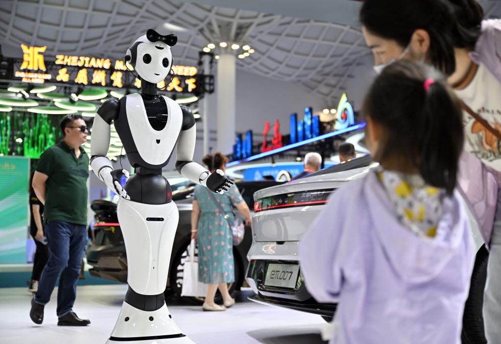 4月15日，第四屆消博會湖北展館的一台AI人形智能服務機器人在與觀眾互動。新華社記者 郭程 攝