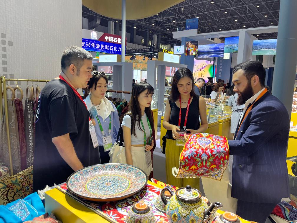 烏茲別克史丹參展商阿森貝克正在向中國客商介紹烏茲別克史丹產品。新華社記者程瀟 攝