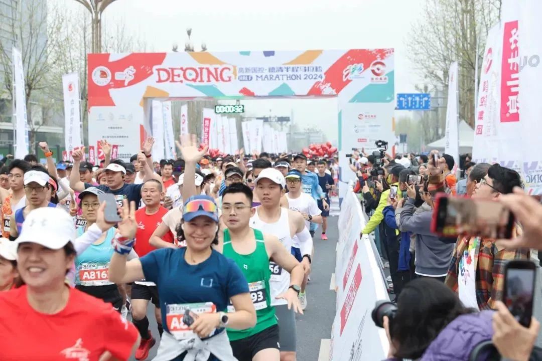 3月31日，跑友奔跑在德清首屆大型城市馬拉松 圖源：「浙江省馬拉松及路跑協會」微信公眾號