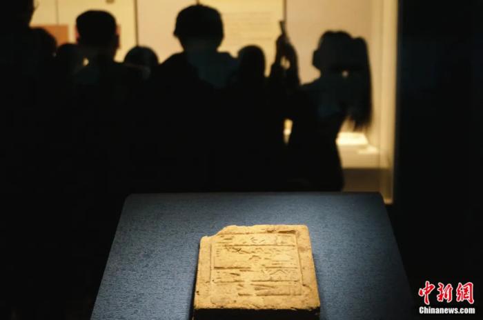 在鄭州博物館舉辦的「大河文明展」上展出的古代兩河流域文物楔形文字泥板。楔形文字如今已成為文物保存在博物館中。韓章雲 攝
