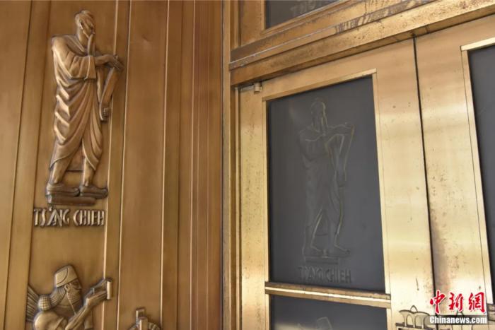 美國國會圖書館約翰·亞當斯大樓銅門上的倉頡像和名字。沙晗汀 攝