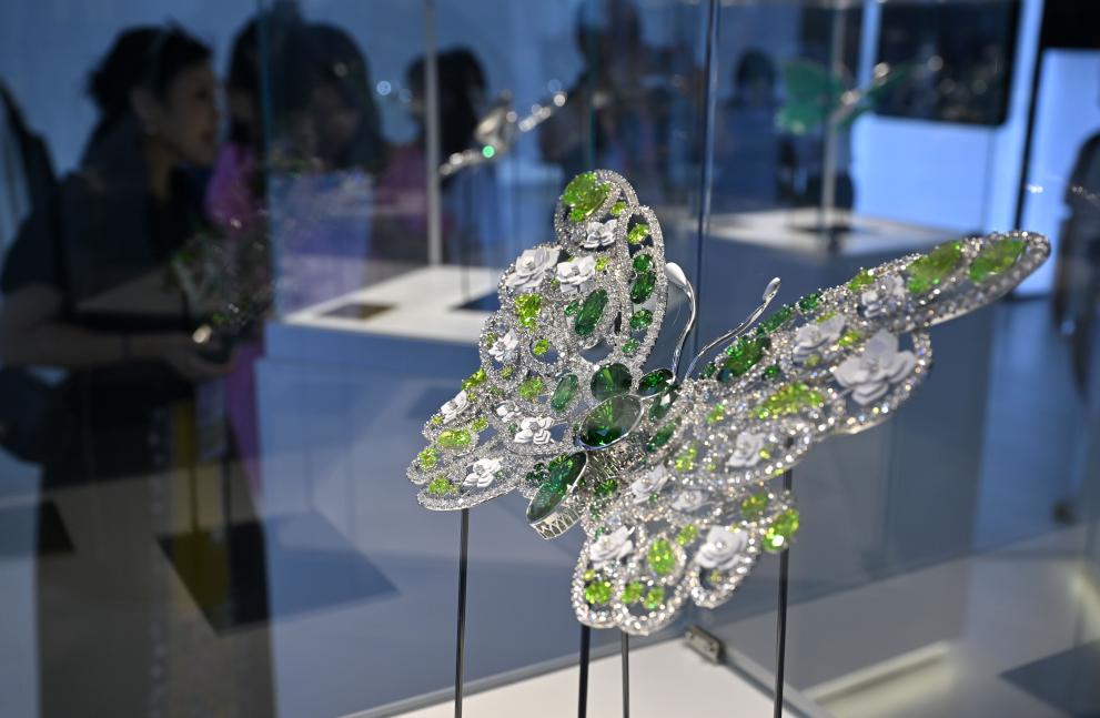 在消博會現場拍攝的一款由AI設計的珠寶擺件（4月13日攝）。新華社記者 郭程 攝