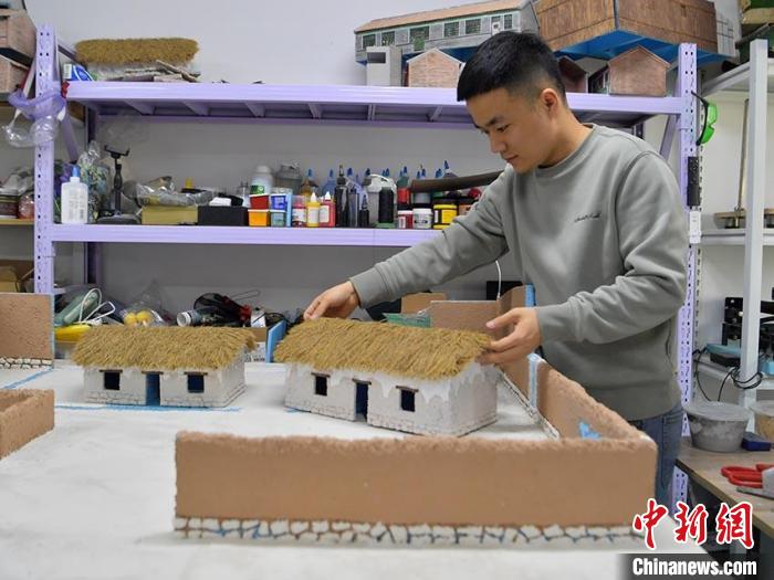 杜春雨正在制作微缩老屋景观。刘栋 摄