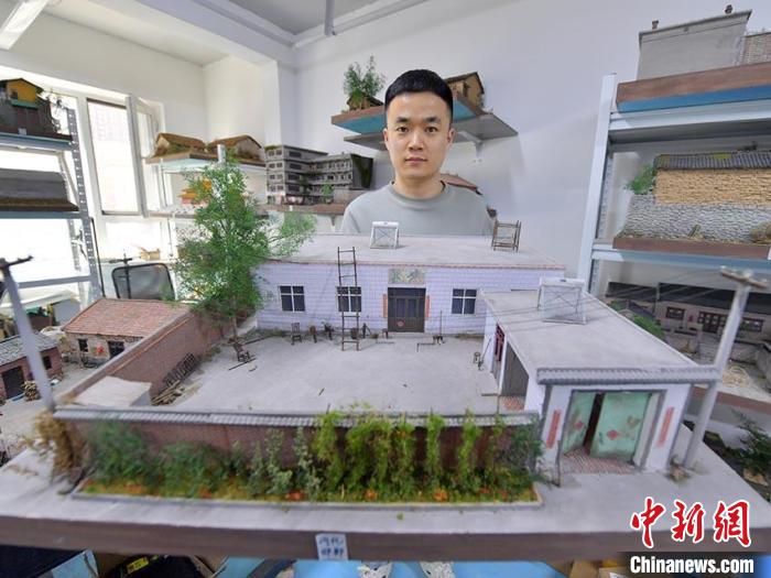 杜春雨在展示微缩老屋景观。刘栋 摄