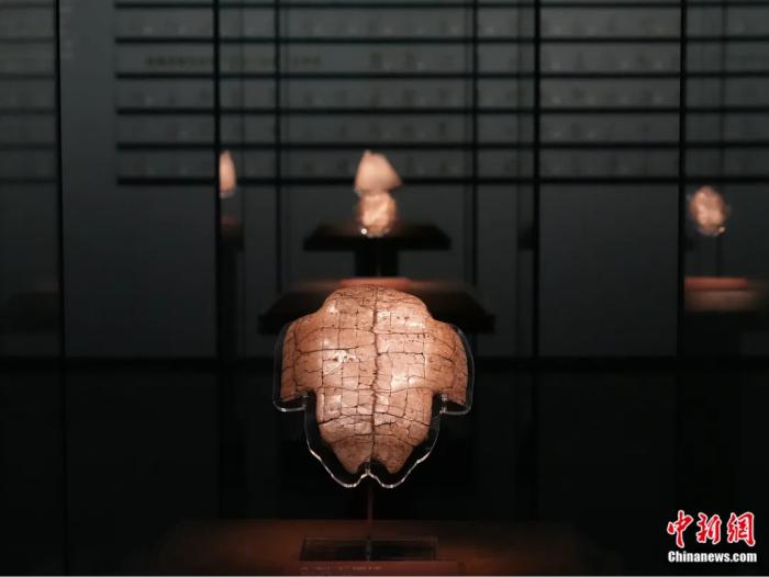 殷墟博物館新館展出刻劃卜辭的甲骨片。闞力 攝