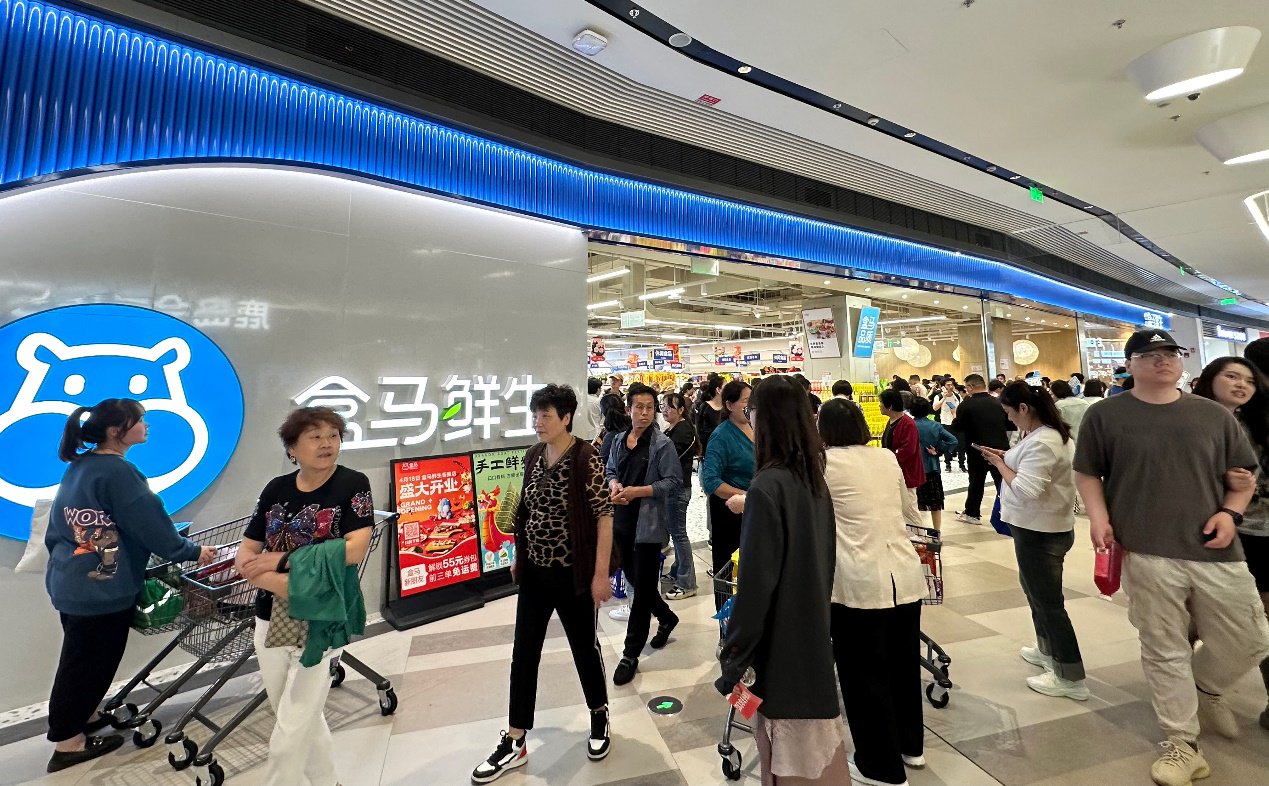 (盒马新店开业半天人流过万)