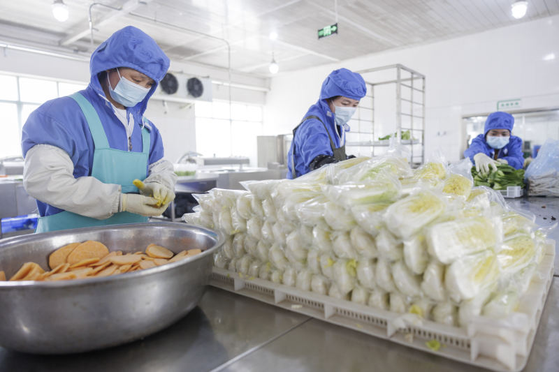 生产车间内,工人正在分装鲜切蔬菜。新京报记者 王子诚 摄