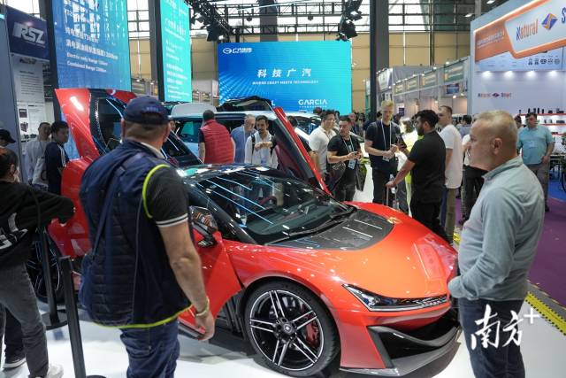 廣交會新能源汽車及智慧出行展區，廣汽展台上炫酷的汽車吸引了許多客商前來參觀和諮詢。