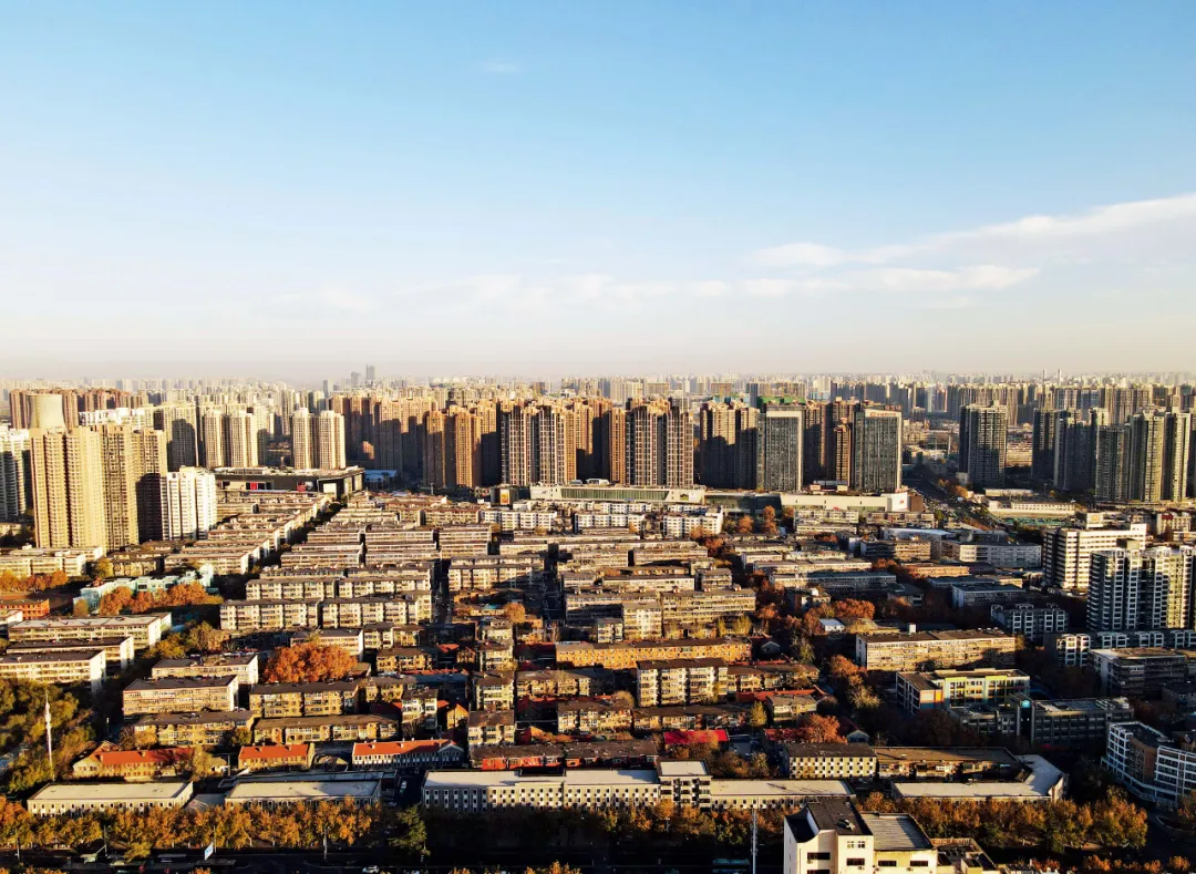 2021年12月，鄭州中原區二環區域的老舊小區被三環內外的高層建築包圍。圖/視覺中國