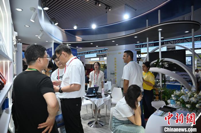 4月19日，廣東廣州，第135屆廣交會展館跨境電商和海外倉展示區吸引採購商。陳楚紅 攝