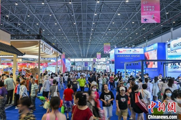 4月18日，第四屆中國國際消費品博覽會現場人流如織。中新社記者 駱雲飛 攝