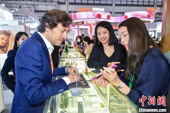 4月14日，第四屆中國國際消費品博覽會期間，意大利展商與採購商進行交流。中新社記者 駱雲飛 攝