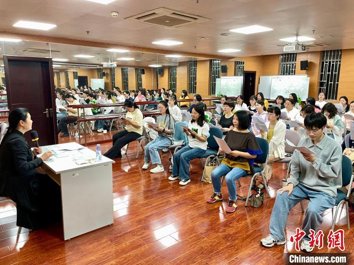 4月15日，浙江省文化館越劇班授課現場。張斌攝