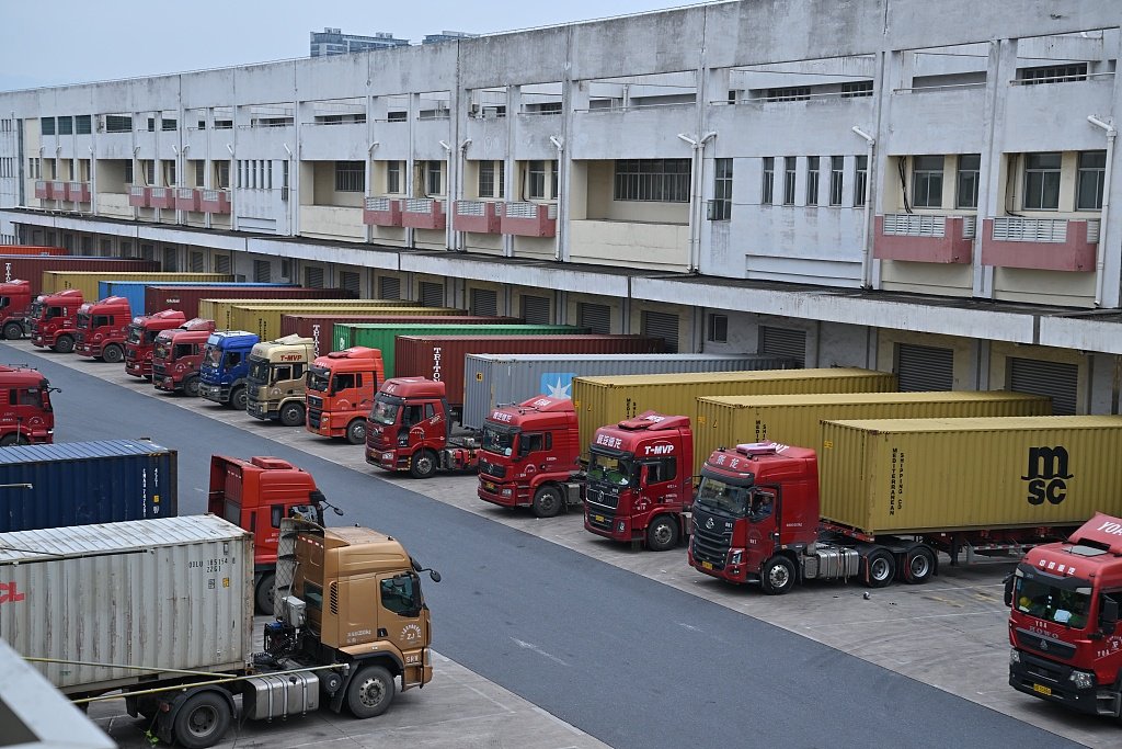 4月12日，浙江義烏港，正在通關的集裝箱貨車滿載著出口體育用品等商品有序離港。 （視覺中國）